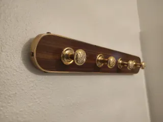 Perchero de madera y metal