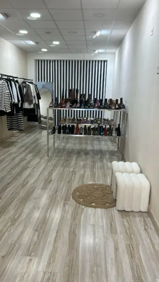 Mesas de cristal y metal para negocio de 2 alturas