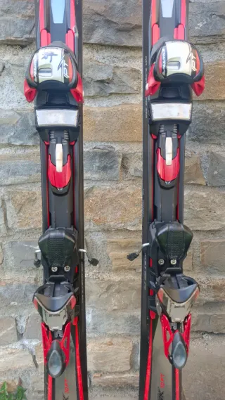 Esquís Volkl adulto y Rossignol infantil