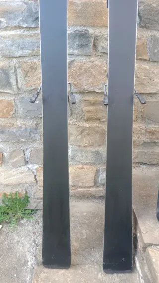 Esquís Volkl adulto y Rossignol infantil