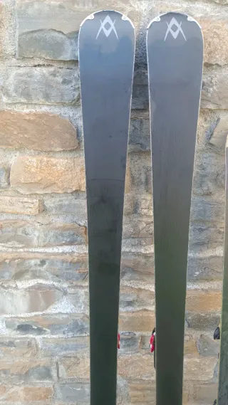 Esquís Volkl adulto y Rossignol infantil