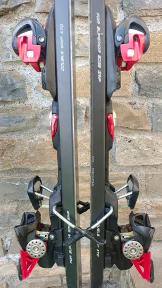 Esquís Volkl adulto y Rossignol infantil