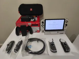 Pacchetto Nintendo Switch OLED Bianco e Nero