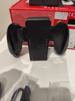 Pacchetto Nintendo Switch OLED Bianco e Nero