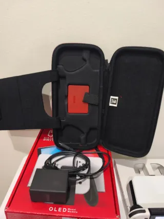 Pacchetto Nintendo Switch OLED Bianco e Nero