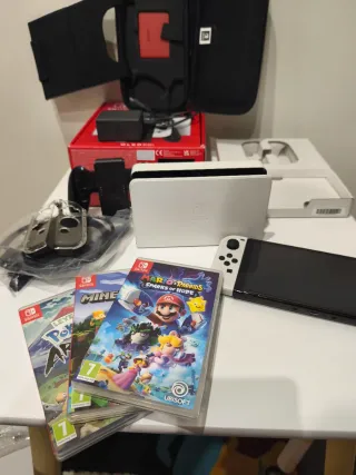 Pacchetto Nintendo Switch OLED Bianco e Nero