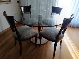 4 Sillas de comedor de madera maciza.