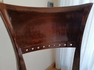 4 Sillas de comedor de madera maciza.