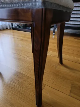 4 Sillas de comedor de madera maciza.