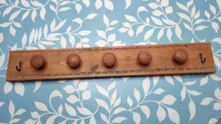 Perchero de madera con 5 ganchos