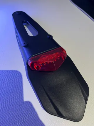 Portamatriculas corto moto LED rojo NUEVO