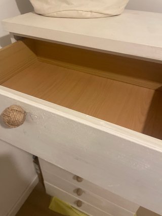 Cómoda blanca con tiradores de yute