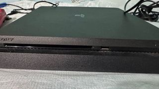 PS4 (PlayStation 4) con 2 mandos y 4 juegos