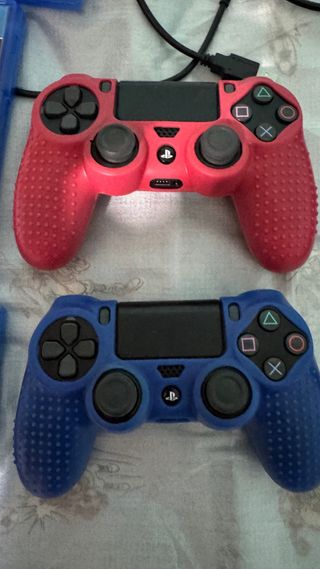 PS4 (PlayStation 4) con 2 mandos y 4 juegos