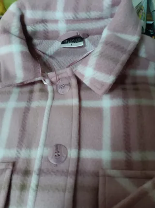 Chaqueta tipo camisa mujer gruesa.