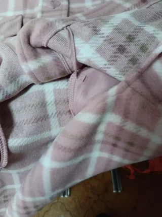 Chaqueta tipo camisa mujer gruesa.