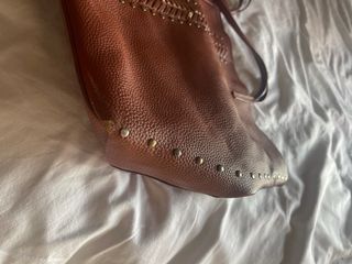 Bolso Pepe Jeans tachas piel marrón con bolsito