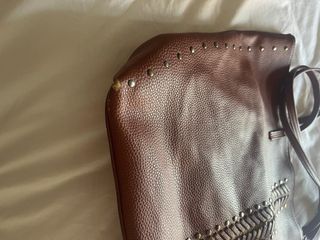 Bolso Pepe Jeans tachas piel marrón con bolsito