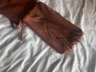 Bolso Pepe Jeans tachas piel marrón con bolsito