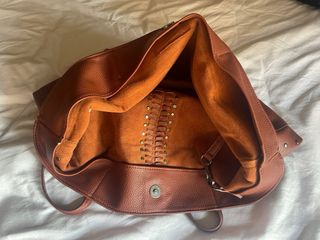 Bolso Pepe Jeans tachas piel marrón con bolsito