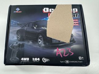 Coche RC con mando, cargador y destornillador