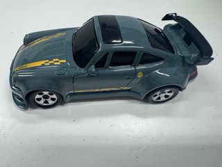 Coche RC con mando, cargador y destornillador