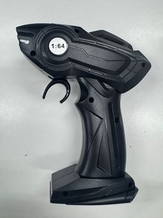 Coche RC con mando, cargador y destornillador