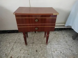 Dos mesitas de noche de madera