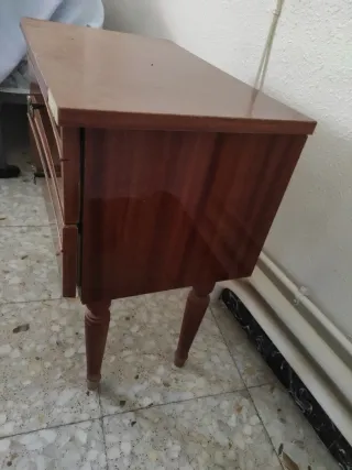 Dos mesitas de noche de madera