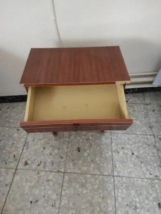 Dos mesitas de noche de madera