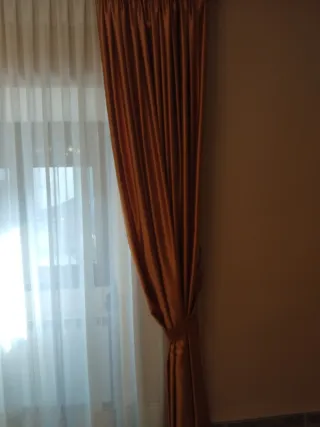 Cortinas doradas y blancas de satén