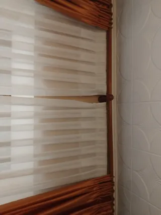 Cortinas doradas y blancas de satén