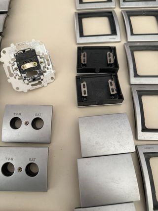 Llaves de luz Niessen Olas Titanio