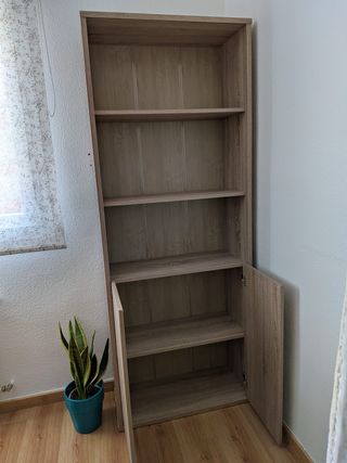 Estantería de madera con puertas