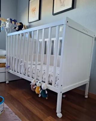 Cuna SUNDVIK IKEA blanca 60x120cm con ruedas