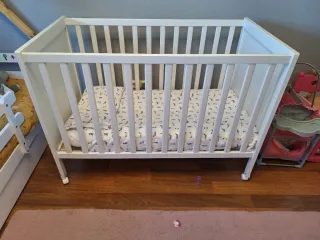 Cuna SUNDVIK IKEA blanca 60x120cm con ruedas