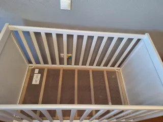 Cuna SUNDVIK IKEA blanca 60x120cm con ruedas