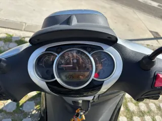 Piaggio Beverly 125 Gris Plata. ITV 2027