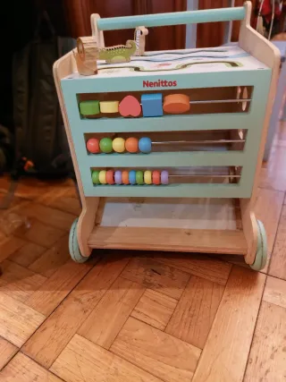 Andador infantil de madera