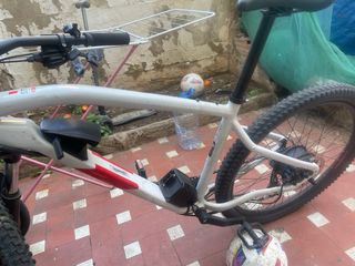 Bicicleta Eléctrica Blanca y Roja