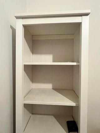 Estanterías blancas de madera