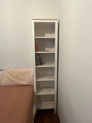 Estanterías blancas de madera