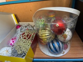 Decoración Navideña: Bolas y Cintas