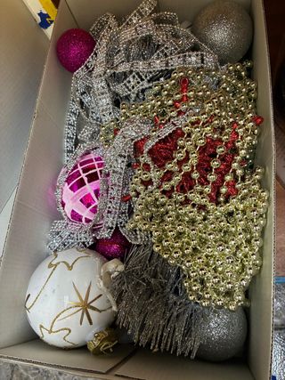 Decoración Navideña: Bolas y Cintas