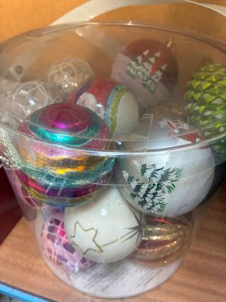 Decoración Navideña: Bolas y Cintas