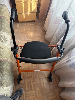 Andador naranja con asiento
