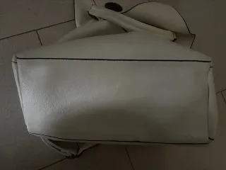 Borsa tracolla similpelle bianca borchie