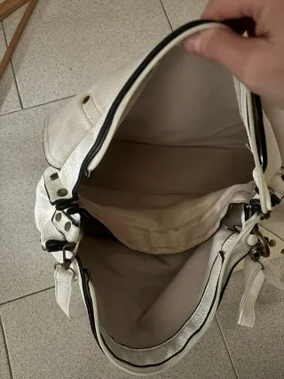 Borsa tracolla similpelle bianca borchie