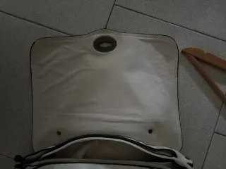 Borsa tracolla similpelle bianca borchie