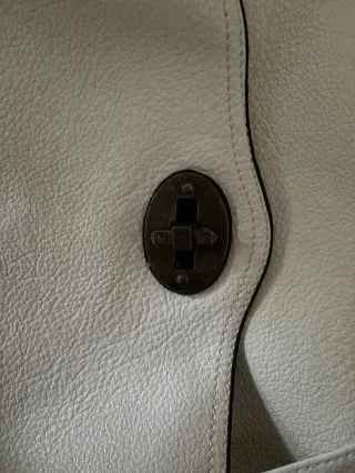 Borsa tracolla similpelle bianca borchie